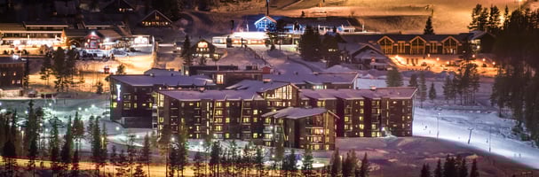 Evening photo of Radisson Blu Trysil, surrounded by snow and lights on the alpine slopes