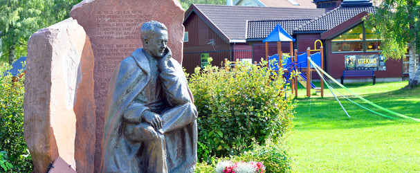 Statue of Einar Skjæraasen