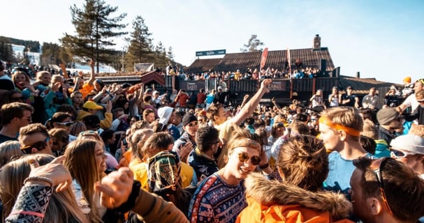 Large crowd gathered outside Laaven for après-ski at Easter
