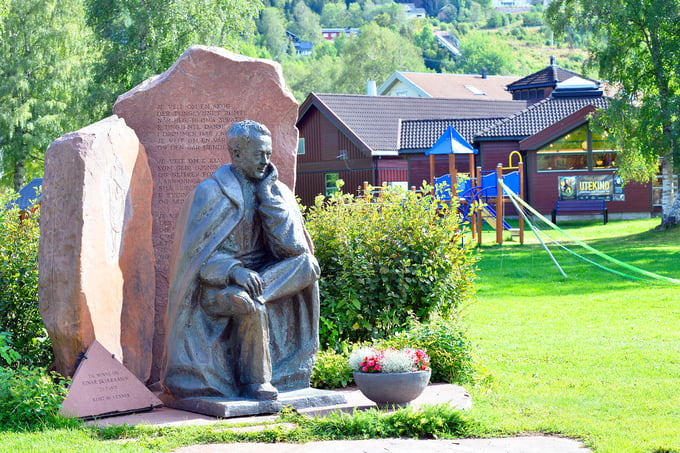 Statue of Einar Skjæraasen