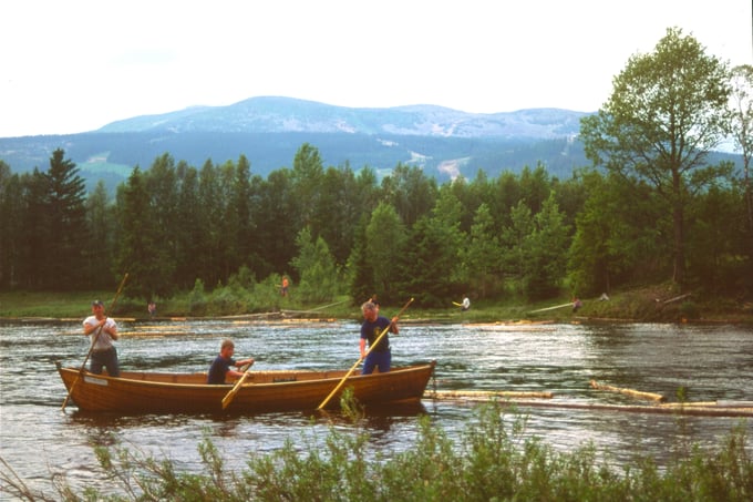 Three men floating timber in the Trysil river in 1991