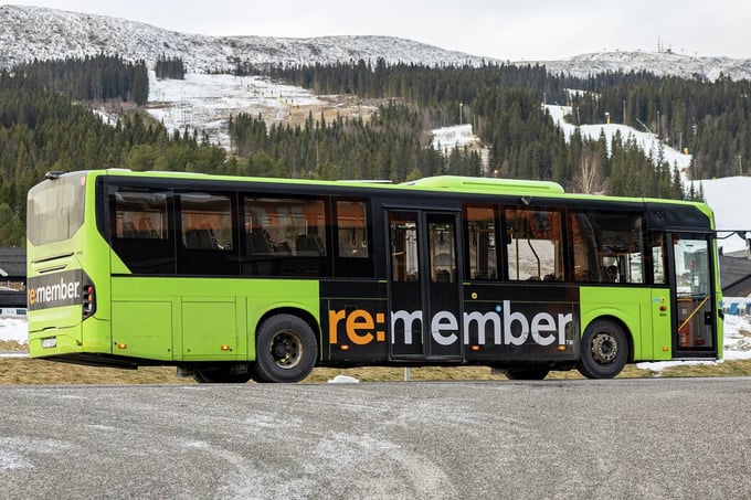Bilde av grønn buss på parkeringsplass