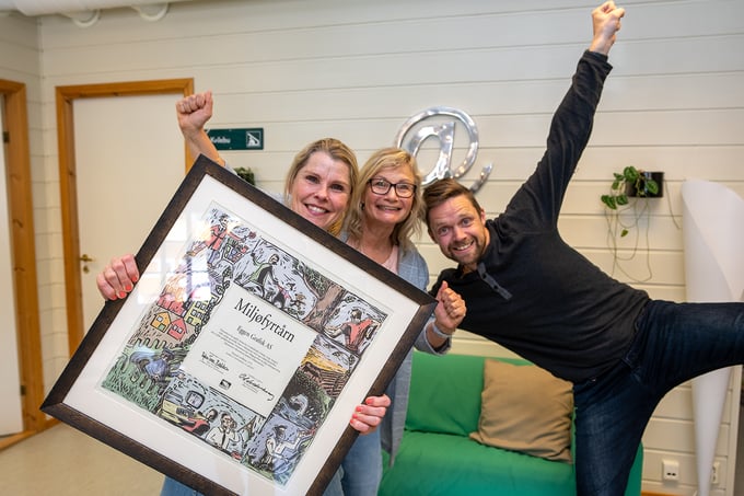 Spire employees hold poster with Eco-Lighthouse award