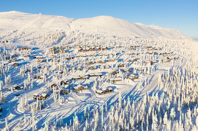 Dronebilde over hytteområde i Trysil